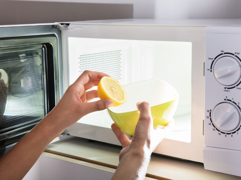 Mikró tisztítása citrommal