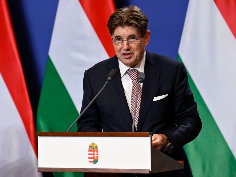 Nagy Elek, a Magyar Kereskedelmi és Iparkamara elnöke sajtónyilatkozatot tesz Orbán Viktor miniszterelnökkel a Karmelita kolostorban 2025. november 17-én. MTI/Hegedüs Róbert