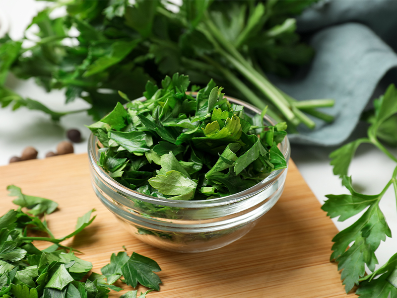 Fedezd fel a petrezselyem egészségügyi előnyeit: természetes immunerősítő, méregtelenítő és energizáló, ami felér a reggeli kávéval.