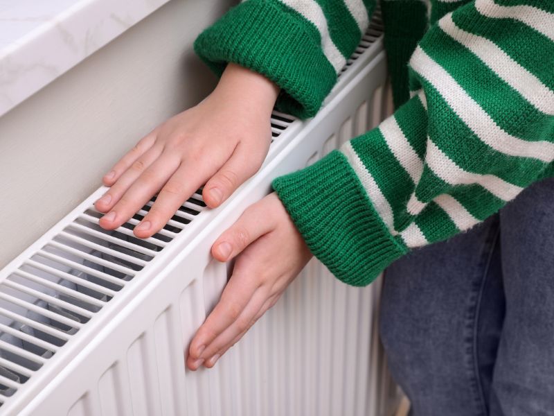 Téli hőtárolás egyszerűen – a radiátor mögé ragasztott titok, amitől csökken a fűtésszámlád