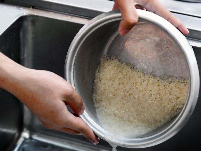 Tálban pihenő fehér lé, benne a rizs főzővize természetes erejével