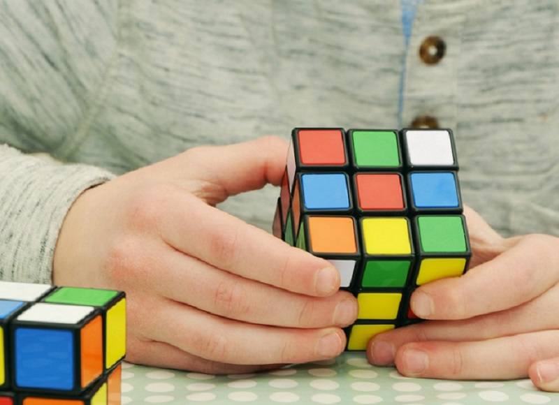 Boldogság növelése Rubik kockázással