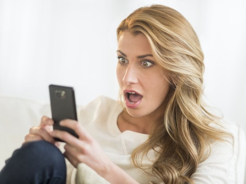 Adathalász sms figyelmeztetés ügyféltelefon kijelzőjén