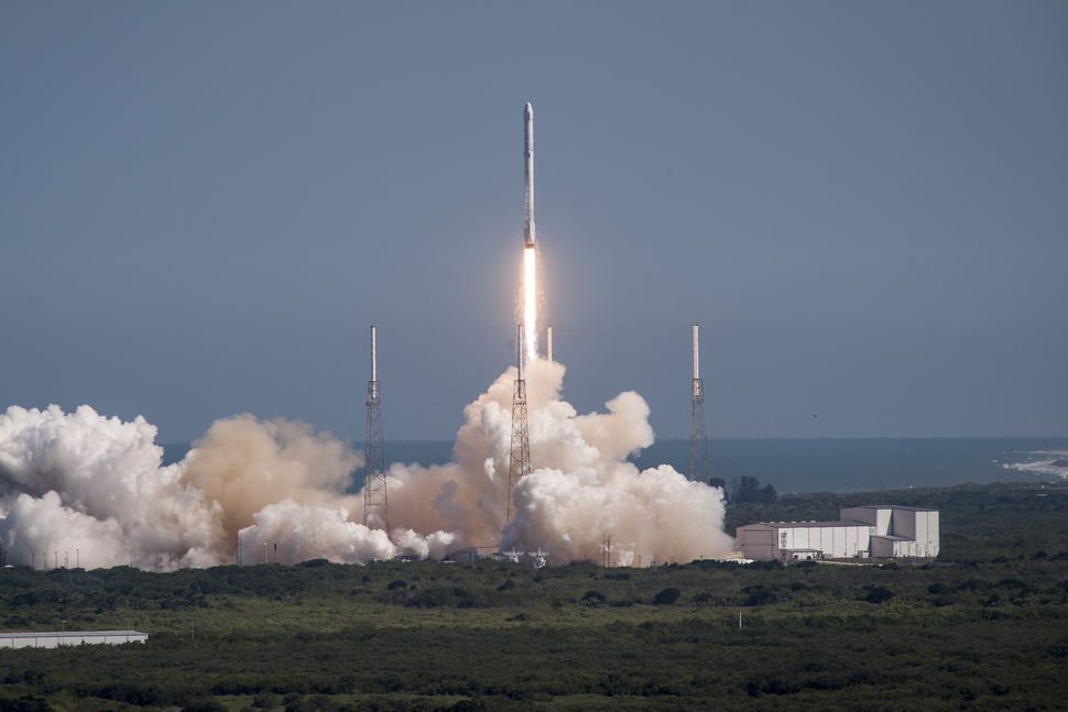 A Falcon 9 kilövése 2015 áprilisában. Ekkor sikeresen állított pályára egy műholdat, majd épségben landolt a cég rakétája. Fotó: SpaceX