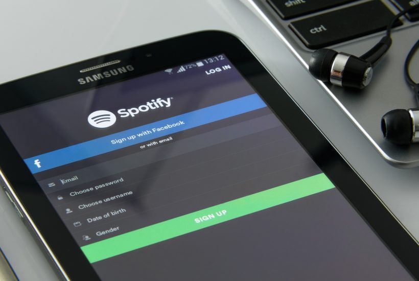 spotify_music-on-your-smartphone-1796117_1920