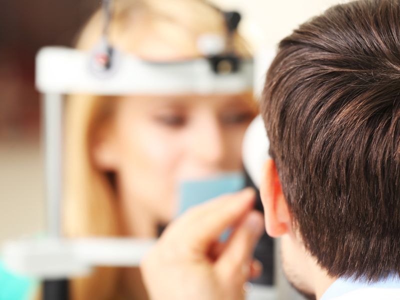 Becsukott szemmel gondolkodó ember, afantázia jelei/Fotó: 123rf.com