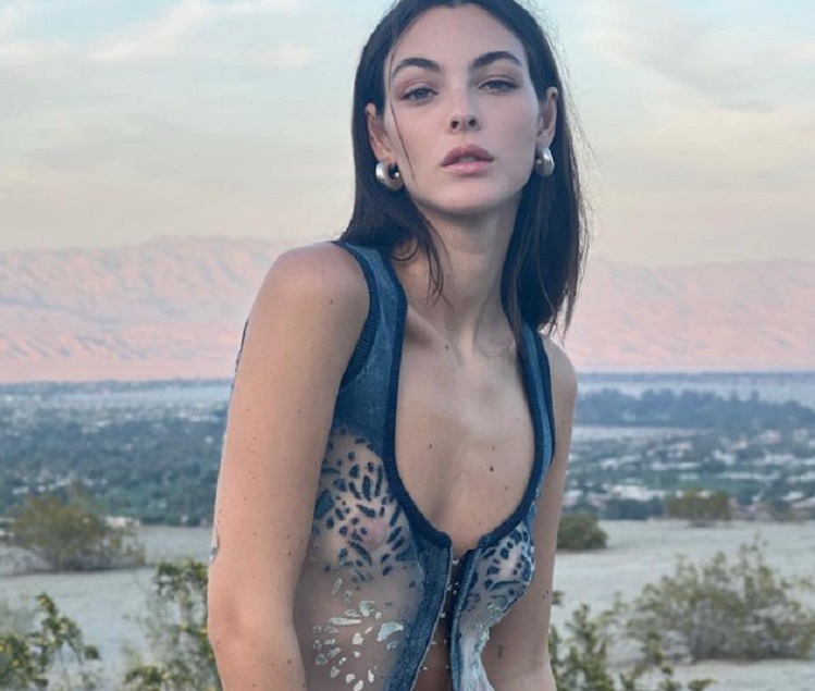 Vittoria Ceretti megmutatta a mellbimbóját