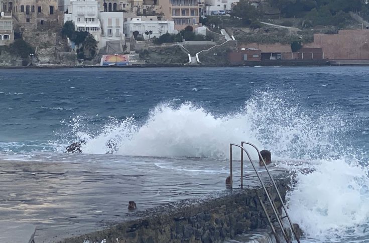 Összecsaptak a hullámok Görögország felett