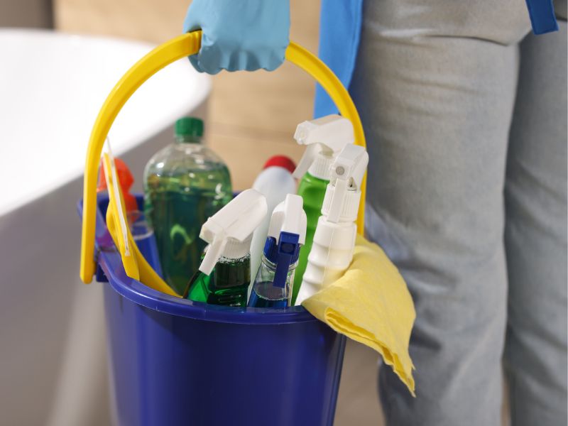 Takarítás egyszerű eszközökkel egy világos konyhában/Fotó: 123rf.com