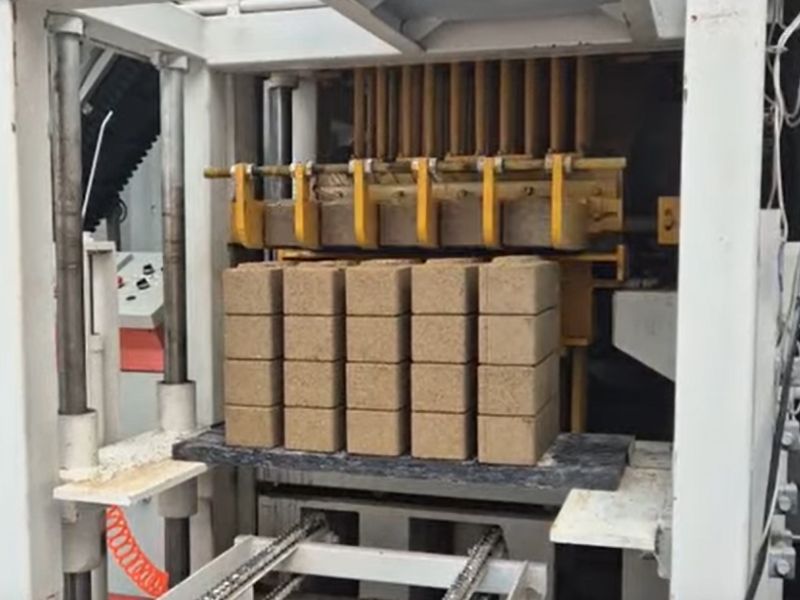 Törmelékből készít téglát ez a gép