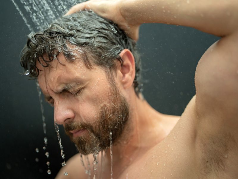Hajhullást okozhat a túl forró zuhany
