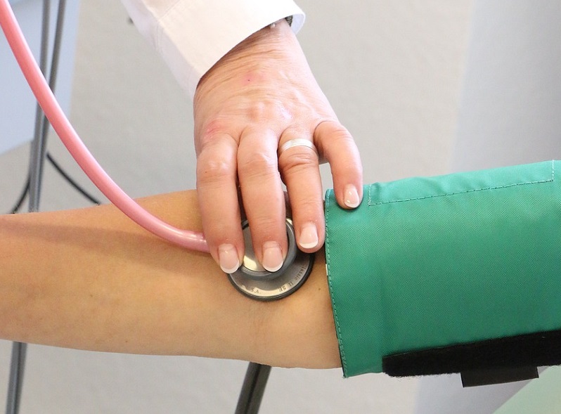 Vérnyomás mérés megfelelő karpozícióban