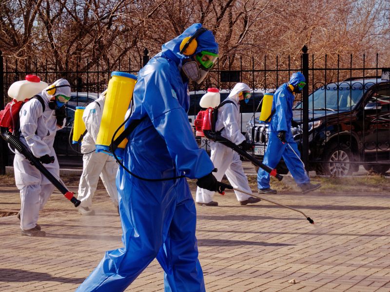 A madárinfluenza-fertőzés tünetei miatt zár alá vett szentesi pulykatelepen dolgoznak a szakemberek