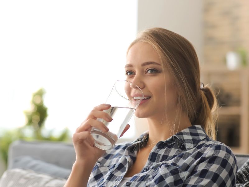 Reggeli lendület egészséges szokások segítségével – kezdjük a reggelünket vízivással