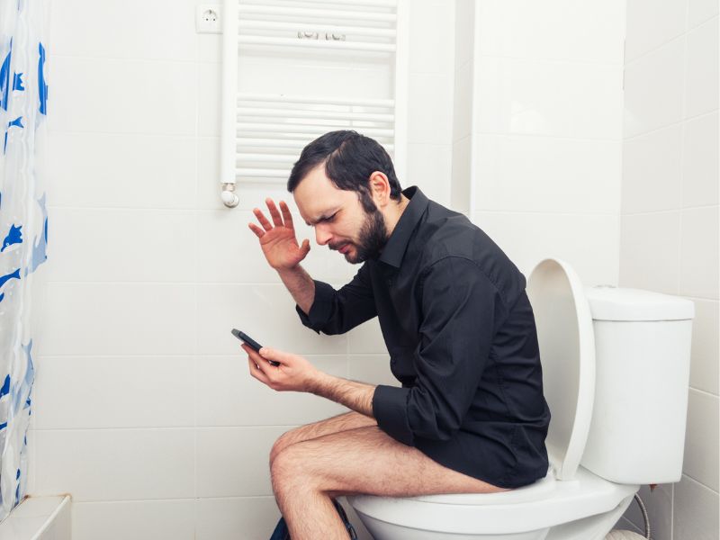 Mobilozás a vécén közben töltjük a legtöbb időt feleslegesen